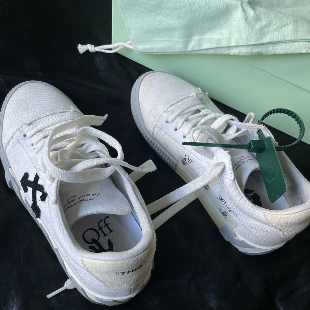 Woman’s Off white vulcanized sneaker
